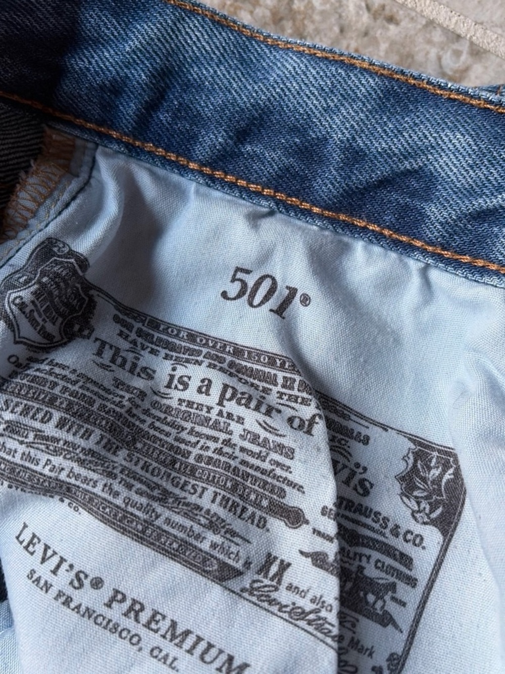 Levi's 501 Women's Straight Jeans in Classic Blue Wash - Picture 3 of 4